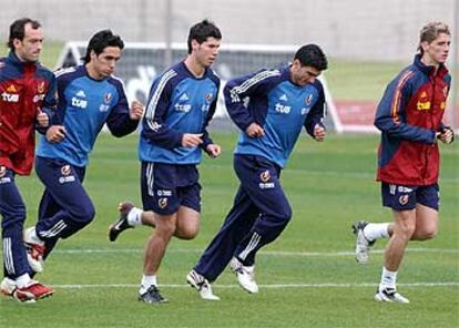 Etxeberria, Vicente, Luque, Reyes y Fernando Torres, durante el entrenamiento de ayer de la selección en Las Rozas (Madrid).