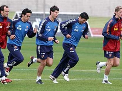 Etxeberria, Vicente, Luque, Reyes y Fernando Torres, durante el entrenamiento de ayer de la selección en Las Rozas (Madrid).
