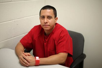 Roberto Galan, inmigrante sansalvadoreño de 33 años, posa para un fotógrafo en el centro de detención. Galan tiene condenas en California por venta de marihuana y posesión de un arma de fuego. Lleva un traje rojo que le identifica como detenido de alto riesgo que ha estado en la cárcel.