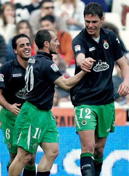 Zigic, a la derecha, celebra con Munitis un gol.