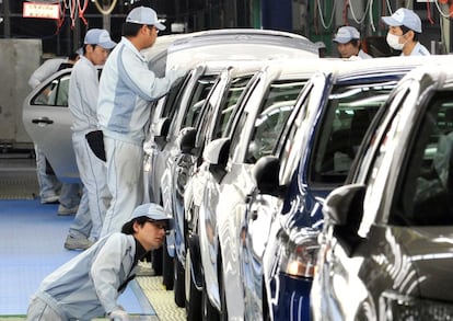 Incluso las empresas de automóviles tratan de pasar de contaminantes a verdes con sus coches híbridos. Toyota es una de las que más se ha volcado con esta tecnología. En la imagen, una cadena de montaje de la empresa nipona.