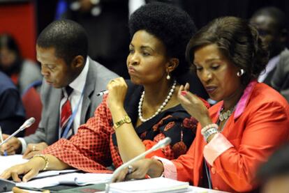 La presidenta de la conferencia, Maite Nkoana-Mashabane, en el centro, escucha una intervención.