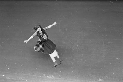 Desde arriba. Dos niñas haciendo piruetas, Nueva York, 1948.