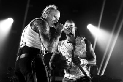 Keith Flint (a la izquierda) y Maxim, en un concierto en O2 Academy de Brixton (Reino Unido), en 2017.