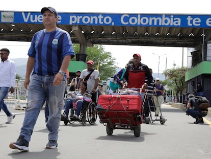 AME9753. CÚCUTA (COLOMBIA), 25/09/2022.- Un grupo de migrantes cruza la frontera en entre Colombia y Venezuela sobre el Puente Internacional Simón Bolívar que une a La Parada (Colombia) y San Antonio del Táchira (Venezuela). El ministro de Comercio, Industria y Turismo de Colombia, Germán Umaña, aseguró este domingo que vislumbra con esperanza la reapertura total de la frontera con Venezuela, que se hará mañana y para la cual los dos países siguen afinando detalles. EFE/Carlos Ortega
