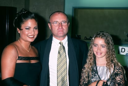 Phill Collins y Orianne Cevey en 2000, junto a la hija de él, Lily Collins en una gala en Beverly Hills, California. 