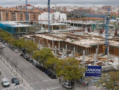 Obras del centro comercial Plaza R&iacute;o 2 en un solar del parque Madrid R&iacute;o.