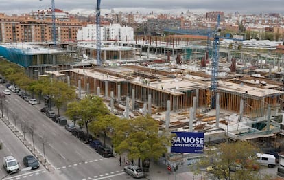 Obras del centro comercial Plaza R&iacute;o 2 en un solar del parque Madrid R&iacute;o.