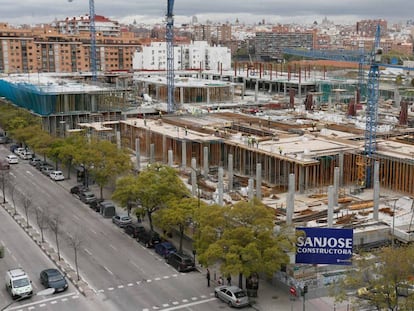 Obras del centro comercial Plaza R&iacute;o 2 en un solar del parque Madrid R&iacute;o.