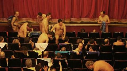 Imagen de archivo de los espectadores de una obra de teatro nudista.