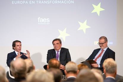 El expresidente del Gobierno José María Aznar (a la izquierda) participaba este viernes en Madrid en un acto de la fundación FAES, junto al vicepresidente de la Comisión Europea, Margaritis Schinas, en el centro, y el moderador, Vicente de la Quintana.