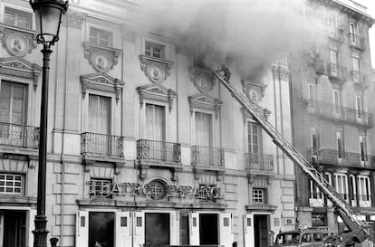 Los bomberos intentan sofocar el Incendio del teatro Español de Madrid en 1975.