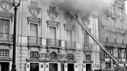 Los bomberos intentan sofocar el Incendio del teatro Español de Madrid en 1975.