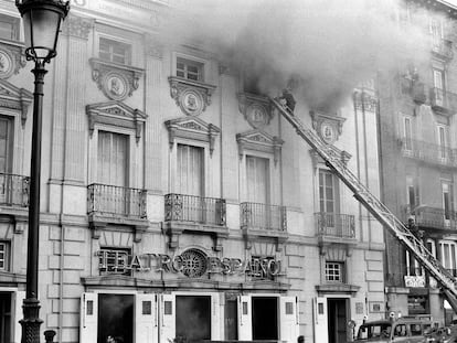 Los bomberos intentan sofocar el Incendio del teatro Español de Madrid en 1975.