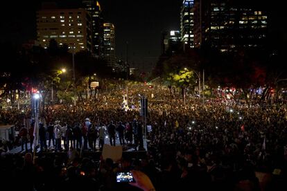 Miles de personas salieron este 1 de diciembre a las calles de varias ciudades de México para protestar por la desaparición de 43 estudiantes de magisterio en el aniversario de la toma de posesión, hace dos años, del presidente Enrique Peña Nieto.