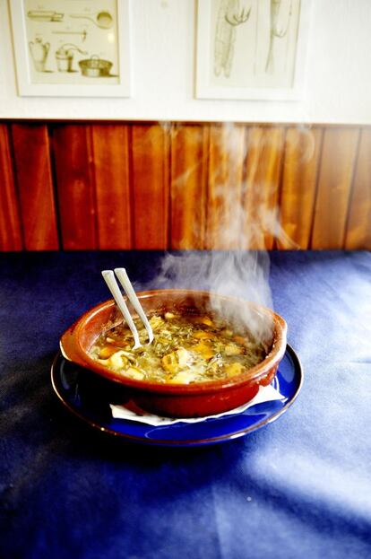 Cazuela de pulpo con algas, en el restaurante Zarra, en Caión (Laracha).