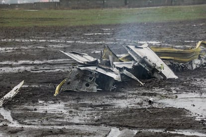 El mal tiempo abortó el primer intento de aterrizaje y, durante cerca de dos horas, el avión sobrevoló la zona para gastar combustible. En el segundo intento, el avión se estrelló a 253 metros de la pista de aterrizaje, donde hizo explosión y quedó totalmente destrozado. En la imagen, restos del avión.