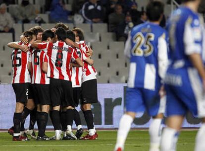 Los jugadores del Athlétic Club celebran el gol de Iraola