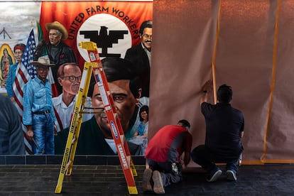 Trabajadores cubren un mural de César Chávez y otros personajes, en Santa Ana College, en California, el 19 de marzo.