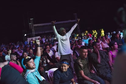 El público, en su mayoría guerrilleros, vivieron con entusiasmo el concierto de apertura con el grupo Alerta Camarada.