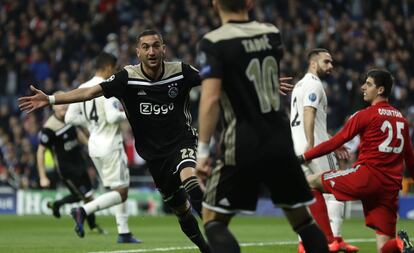 El jugador del Ajax, Hakim Ziyech, celebra el primer gol del partido ante su compañero Tadic.