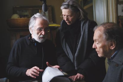 Michael Haneke da instrucciones a Emmnauelle Riva y Jean-Louis Trintignant en el rodaje de 'Amor'.