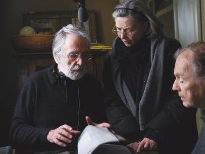 Michael Haneke da instrucciones a Emmnauelle Riva y Jean-Louis Trintignant en el rodaje de &#039;Amor&#039;.