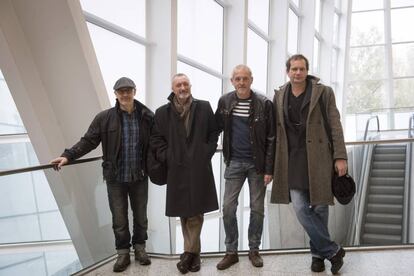De izquierda a derecha, Alberto Jiménez, el escritor Arturo Pérez-Reverte, Jordi Rebellón y el director Antonio Álamo, en Los Teatros del Canal.
