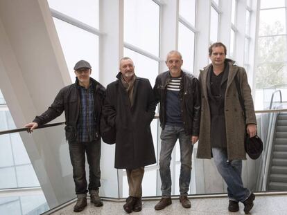De izquierda a derecha, Alberto Jim&eacute;nez, el escritor Arturo P&eacute;rez-Reverte, Jordi Rebell&oacute;n  y el director Antonio &Aacute;lamo, en Los Teatros del Canal.