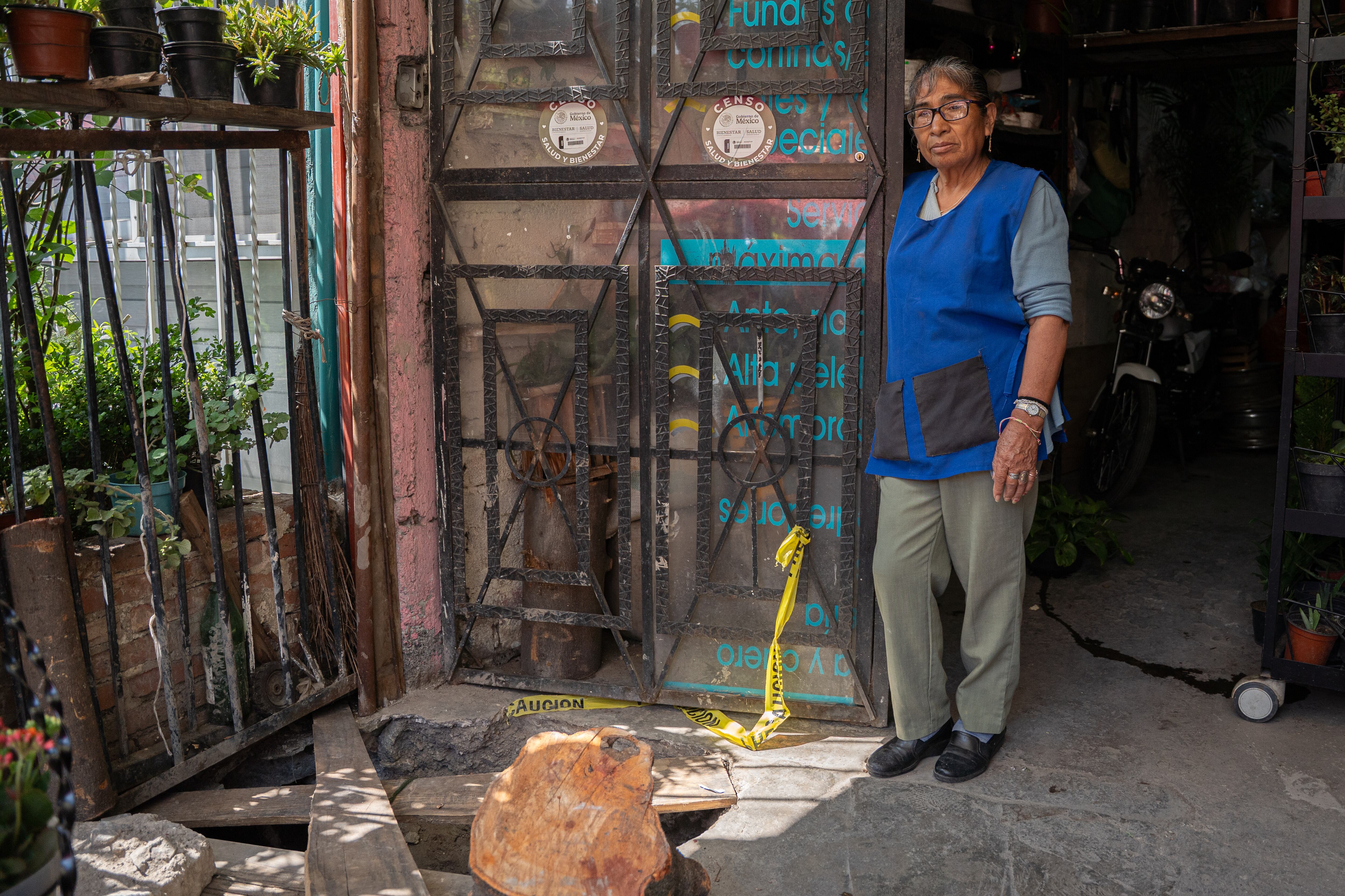 María del Carmen Hernández muestra un socavón en la entrada de su casa.