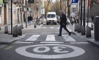 Una calle con limitación de velocidad a 30 kilómetros.