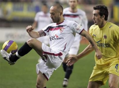 Chevantón intenta controlar el balón