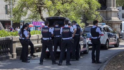 Mossos d'Esquadra en la plaza de Catalunya de Barcelona.