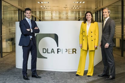 De izquierda a derecha: Enrique Chamorro, Paula González de Castejón y Joaquín Hervada, nuevos socios de DLA Piper.