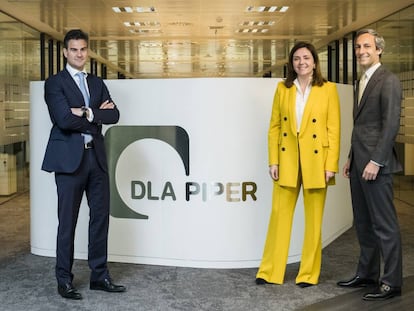 De izquierda a derecha: Enrique Chamorro, Paula González de Castejón y Joaquín Hervada, nuevos socios de DLA Piper.