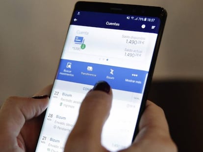 Un usuario financiero realiza un pago a través de la plataforma Bizum desde su móvil.
