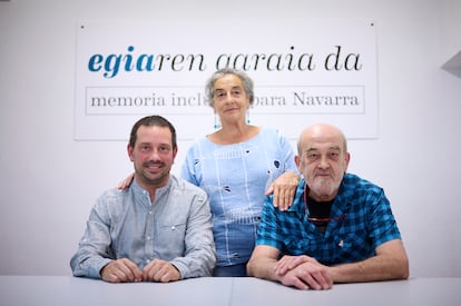 Metxe González, entre Jorge Chocarro y Eneko Etxeberría, a finales de junio en Pamplona.