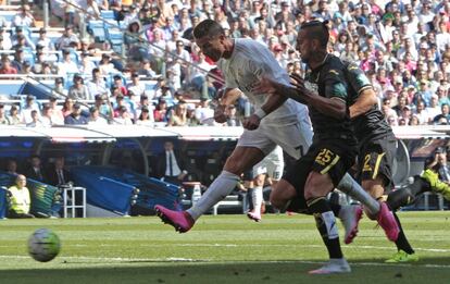 Ronaldo lucha por el balón ante los jugadores del Granada.