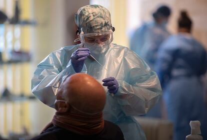 Una trabajadora sanitaria realiza un test de antígenos en un dispositivo de cribado masivo de antígenos para detectar positivos por coronavirus, en las instalaciones del Centro Cultural Los Pinos, en Alcorcón, Madrid.