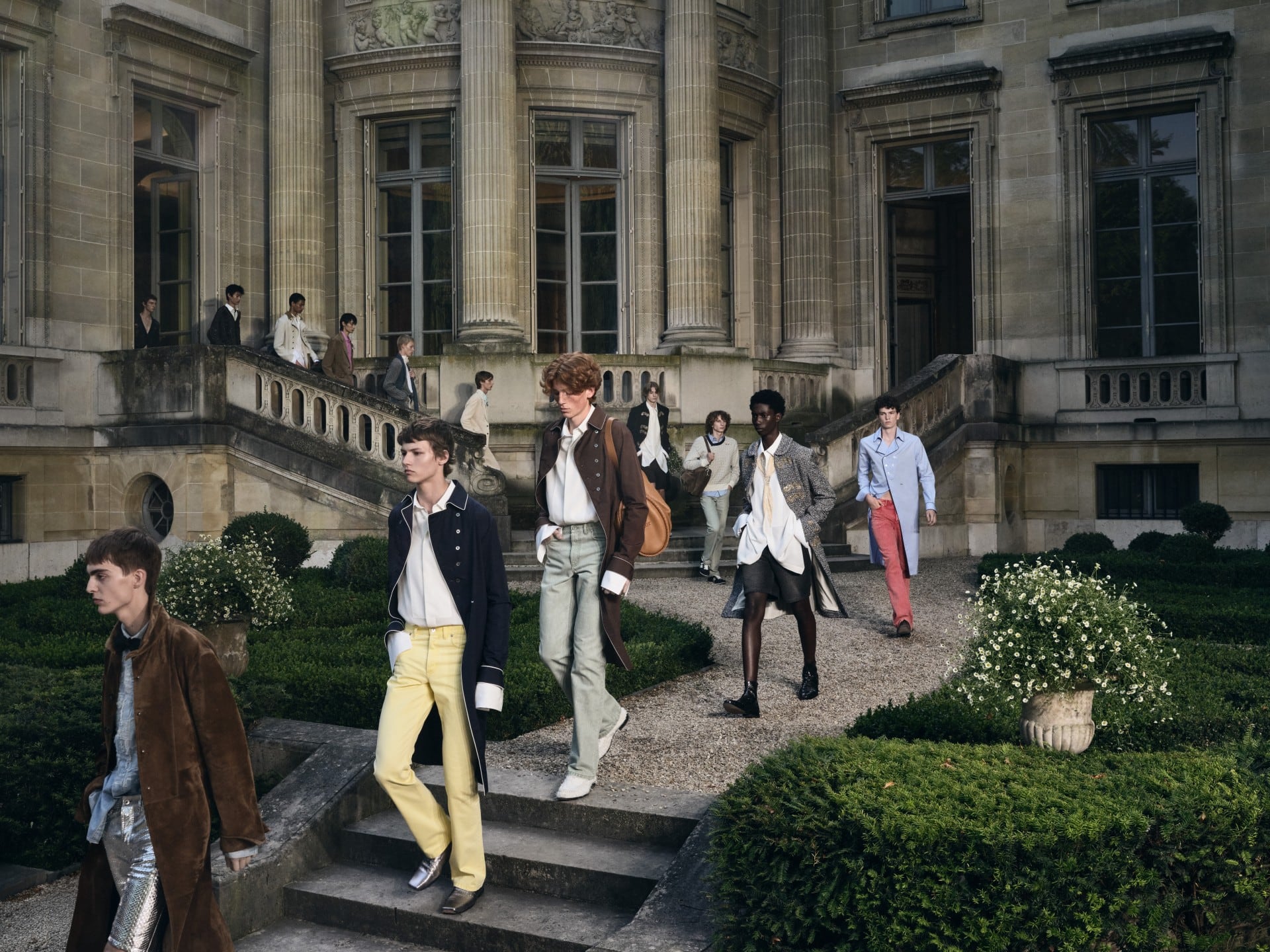Trajes, bordados, neopreno y trampantojos: París explora los límites de la elegancia