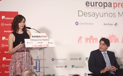 La presidenta de la Comunidad de Madrid, Isabel Díaz Ayuso, el pasado lunes junto al consejero de Transportes, David Pérez.