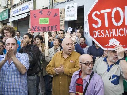 Una plataforma cívica logra paralizar un desahucio en Hospitalet de Llobregat (Barcelona) el 20 de octubre de 2011