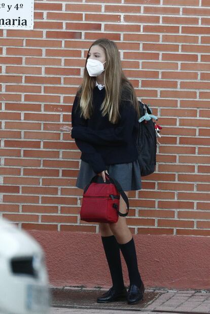 La infanta Sofía a la entrada del colegio Santa María de los Rosales, este viernes. 