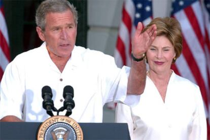 El presidente George W. Bush y su esposa, Laura, durante una recepción ayer en la Casa Blanca.