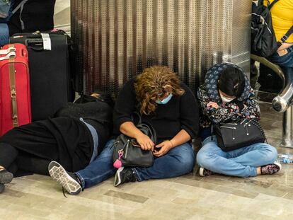 Viajeros esperando en el Aeropuerto de la Ciudad de México.