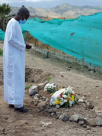 Entierro de la bebé Eléne Habiba en el cementerio de San Lázaro, en Las Palmas de Gran Canaria.