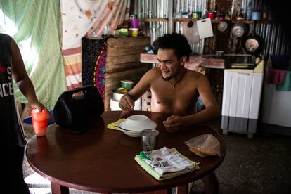 En esta cuartería comparten casa cuatro familias nicaragüenses. Los espacios solo están divididos por cortinas.