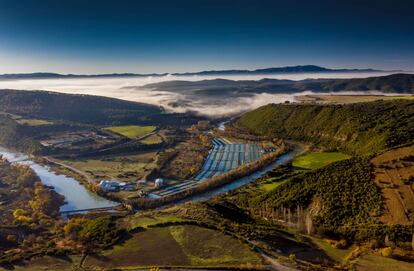 Vista aérea de las instalaciones de acuicultura en Yesa (Navarra), especializadas en trucha arcoíris y esturión. Un buen ejemplo de integración en el ecosistema fluvial.