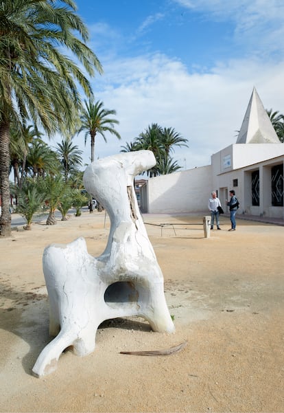 Escultura de Pablo Serrano y baptisterio de la iglesia de San Isidro (Alicante). 2016.
