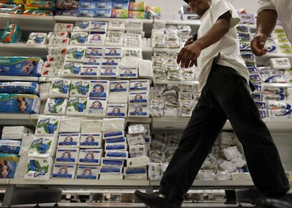 Productos cuyo precio será controlado en un supermercado en el centro de Caracas (Venezuela).